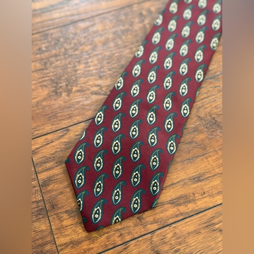 Geoffrey Beene 100% Silk Burgundy and Green Paisley Tie